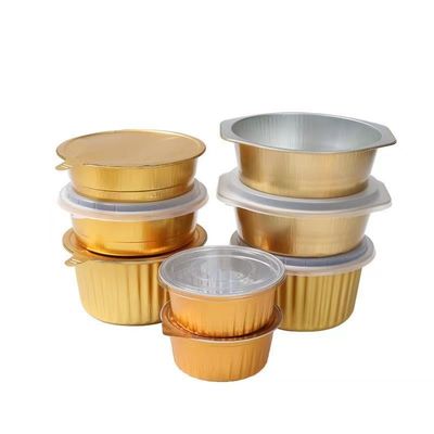 Een eenvoudige lunchbox met wegwerpplaten en een plastic deksel