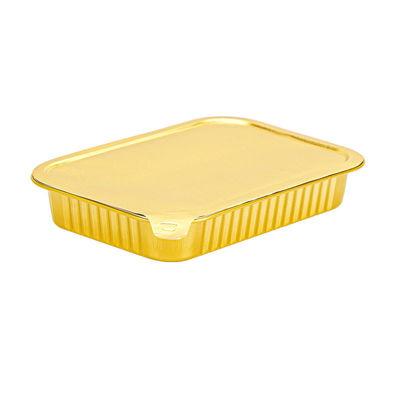 Een eenvoudige lunchbox met wegwerpplaten en een plastic deksel
